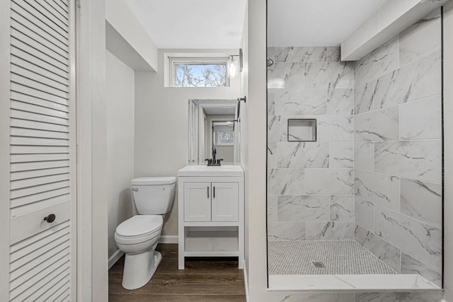 3633 Robinwood Ter, Minnetonka, MN 55305 - full bath featuring tiled shower, wood finished floors, toilet, and vanity