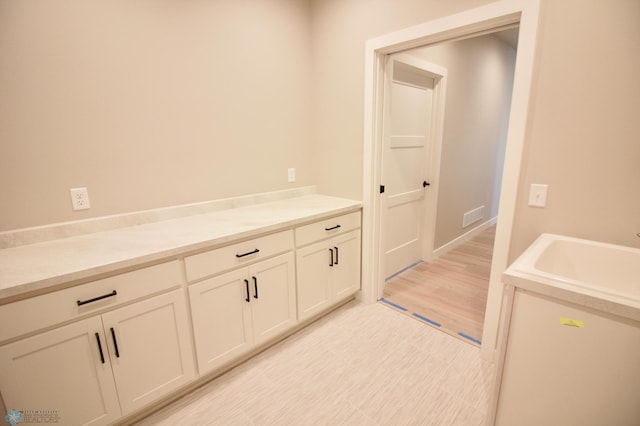 bathroom featuring a sink