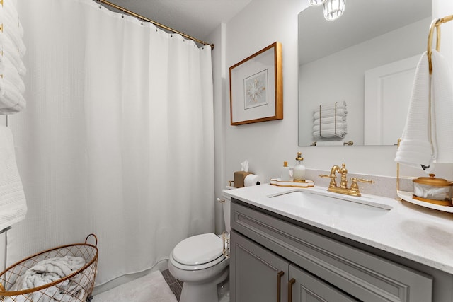 870 Mount Curve Blvd Unit F, Saint Paul, MN 55116 - full bath featuring toilet, vanity, tile patterned floors, and a shower with shower curtain