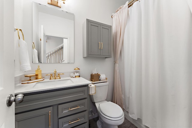 870 Mount Curve Blvd Unit F, Saint Paul, MN 55116 - full bathroom featuring toilet, vanity, and a shower with curtain