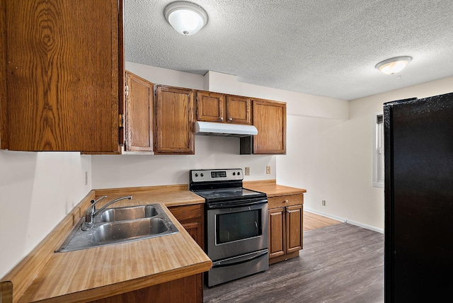 4625 Lyndale Ave N, Minneapolis, MN 55412 - kitchen featuring stainless steel electric range, a sink, under cabinet range hood, a textured ceiling, and dark wood-style floors