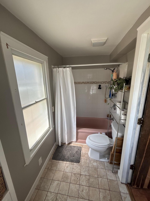 2428 14th Ave E, North Saint Paul, MN 55109 - bathroom featuring toilet, shower / tub combo, and baseboards