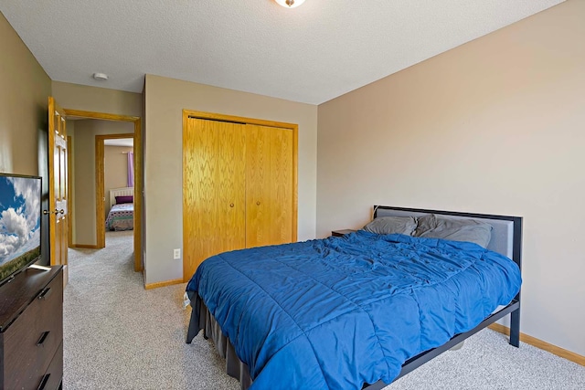 5901 106th Ave N, Brooklyn Park, MN 55443 - bedroom featuring carpet, a closet, and a textured ceiling