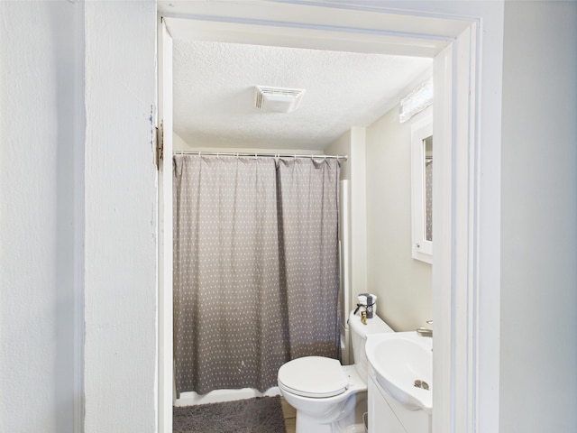 3502 3rd St N, Saint Cloud, MN 56303 - full bath with a textured ceiling, toilet, curtained shower, and vanity