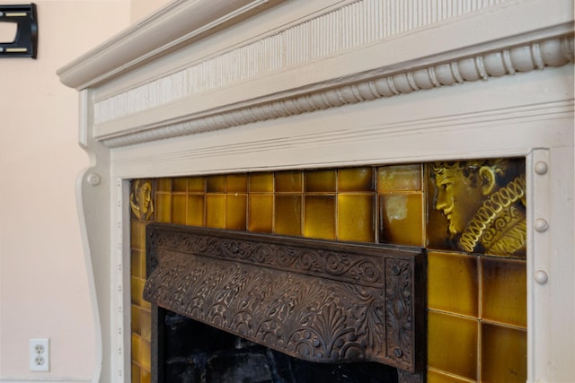 709 7th St SE, Minneapolis, MN 55414 - detailed view of a fireplace