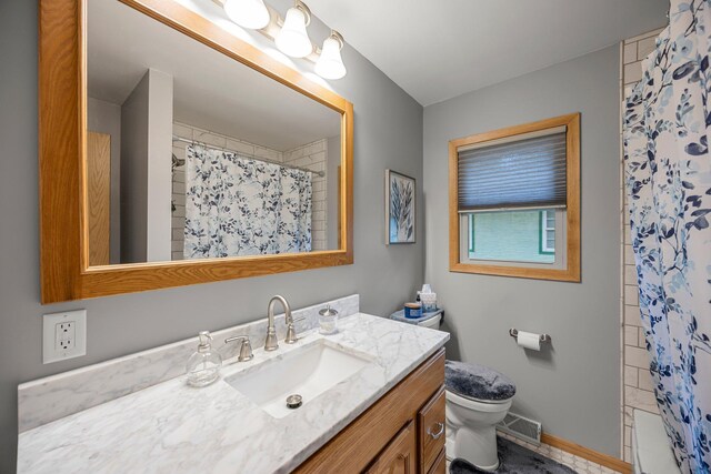 8007 5th St NE, Spring Lake Park, MN 55432 - full bathroom featuring toilet, vanity, curtained shower, and baseboards