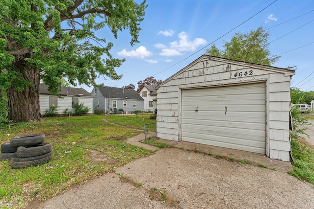 4642 Camden Ave N, Minneapolis, MN 55412 - detached garage featuring driveway