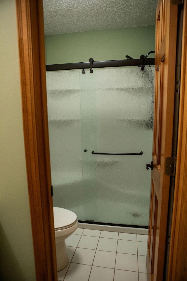 2505 Christian Dr, Chaska, MN 55318 - full bath with a shower stall, toilet, tile patterned floors, and a textured ceiling