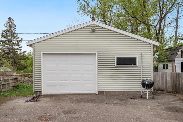435 6th St, Cloquet, MN 55720 - detached garage with fence and driveway