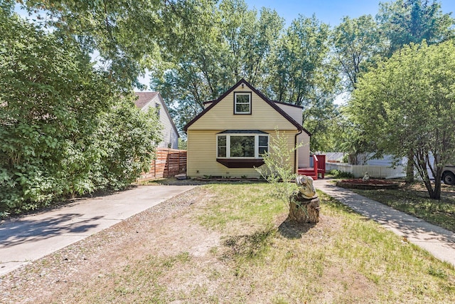 bungalow featuring fence