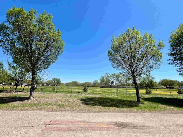 view of yard featuring a rural view