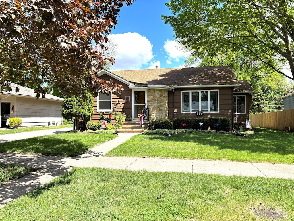 875 Redwood Dr, Fairmont, MN 56031 - photo 1