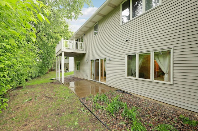 8207 Norman Creek Trl, Bloomington, MN 55437 - back of property with a patio