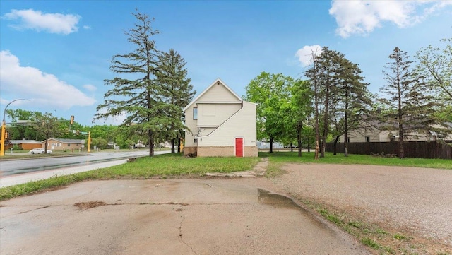 1001 Washington Memorial Dr, Saint Cloud, MN 56301 - view of side of home