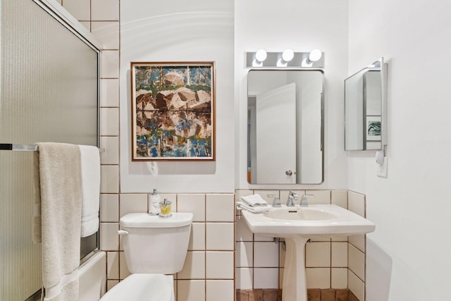 6085 Lincoln Dr Unit 123, Edina, MN 55436 - full bathroom featuring toilet, tile walls, bath / shower combo with glass door, and a wainscoted wall