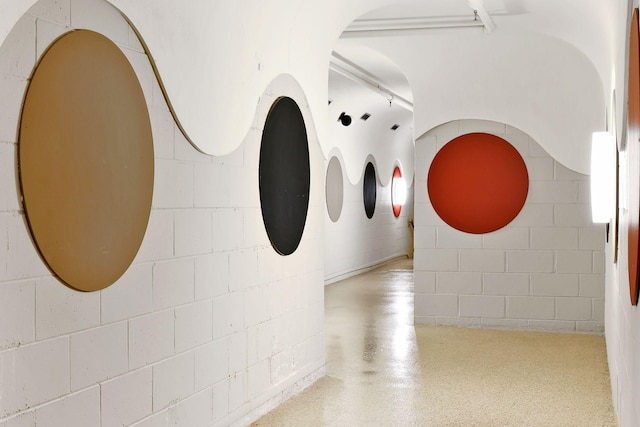 6085 Lincoln Dr Unit 123, Edina, MN 55436 - hallway featuring concrete block wall and arched walkways
