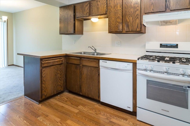 10382 Juniper Ln, Eden Prairie, MN 55347 - kitchen featuring white appliances, under cabinet range hood, a peninsula, light countertops, and decorative backsplash