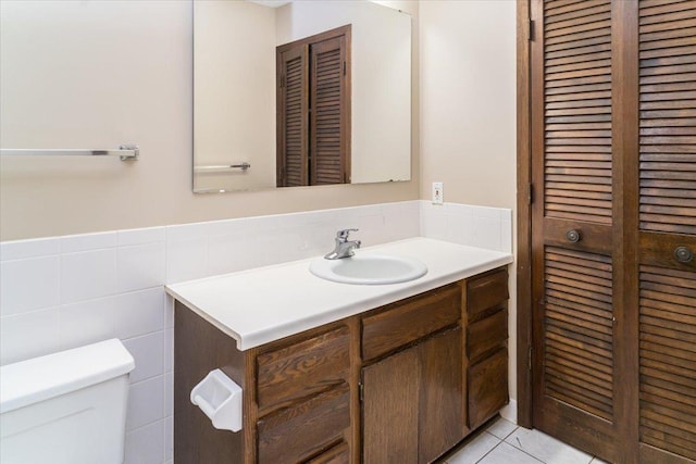 10382 Juniper Ln, Eden Prairie, MN 55347 - bathroom with a closet, vanity, tile patterned flooring, and tile walls