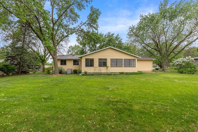 view of front facade with a front yard