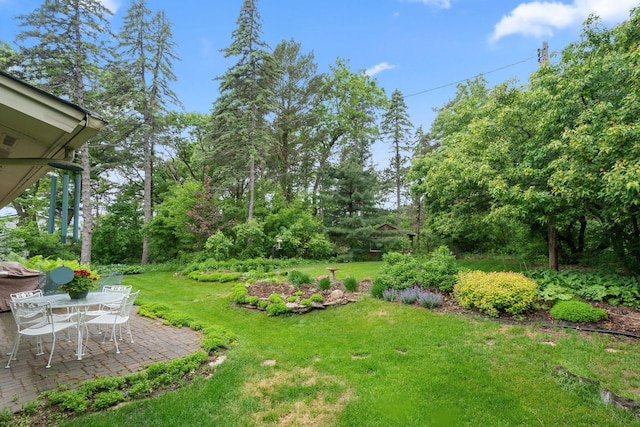 14 Overlook Rd, Dellwood, MN 55110 - view of grassy yard featuring a patio area