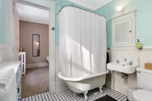 2227 Garfield Ave, Minneapolis, MN 55405 - full bath featuring toilet, a bathtub, a shower with shower curtain, ornamental molding, and baseboards