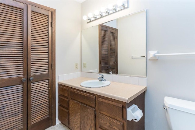 10350 Balsam Ln, Eden Prairie, MN 55347 - bathroom with a closet and vanity