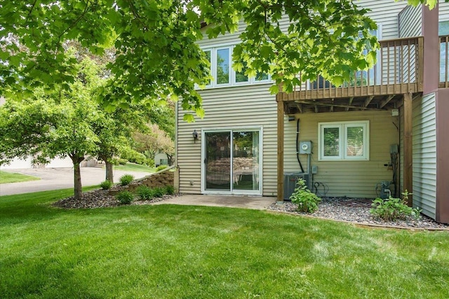 10350 Balsam Ln, Eden Prairie, MN 55347 - rear view of property with a lawn