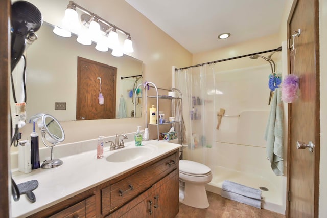 912 State 84 SW, Pine River, MN 56474 - full bath with a shower with curtain, toilet, vanity, and recessed lighting