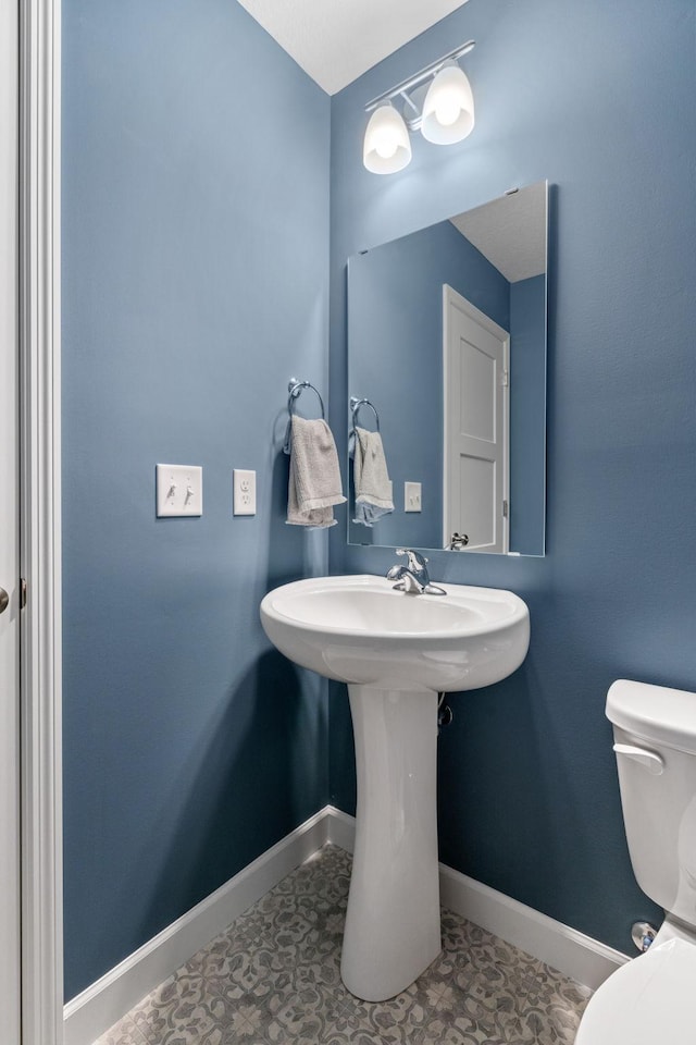 736 Blackbird Cir, Delano, MN 55328 - bathroom featuring baseboards and toilet