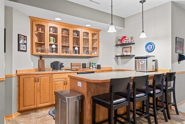 2508 4th Ave NW, Austin, MN 55912 - bar featuring pendant lighting and baseboards