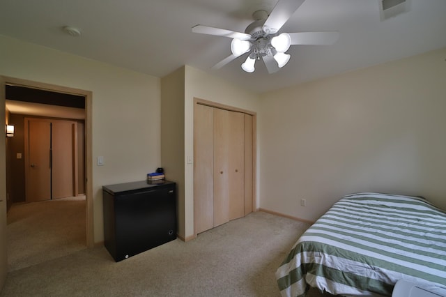 4741 Briarwood Ln, Baxter, MN 56425 - carpeted bedroom featuring a closet, ceiling fan, and fridge