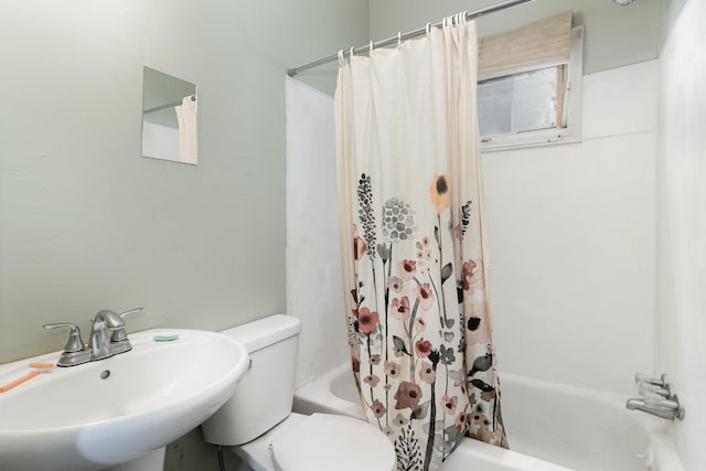 1430 Penn Ave N, Minneapolis, MN 55411 - full bathroom featuring a sink, shower / bath combination with curtain, and toilet