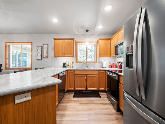 509 Kinkead Dr NW, Alexandria, MN 56308 - kitchen with stainless steel appliances, a sink, light wood finished floors, recessed lighting, and a peninsula