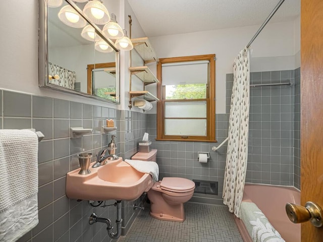 3401 Yukon Ave S, Saint Louis Park, MN 55426 - full bathroom featuring a sink, toilet, tile patterned flooring, tile walls, and shower / bath combo