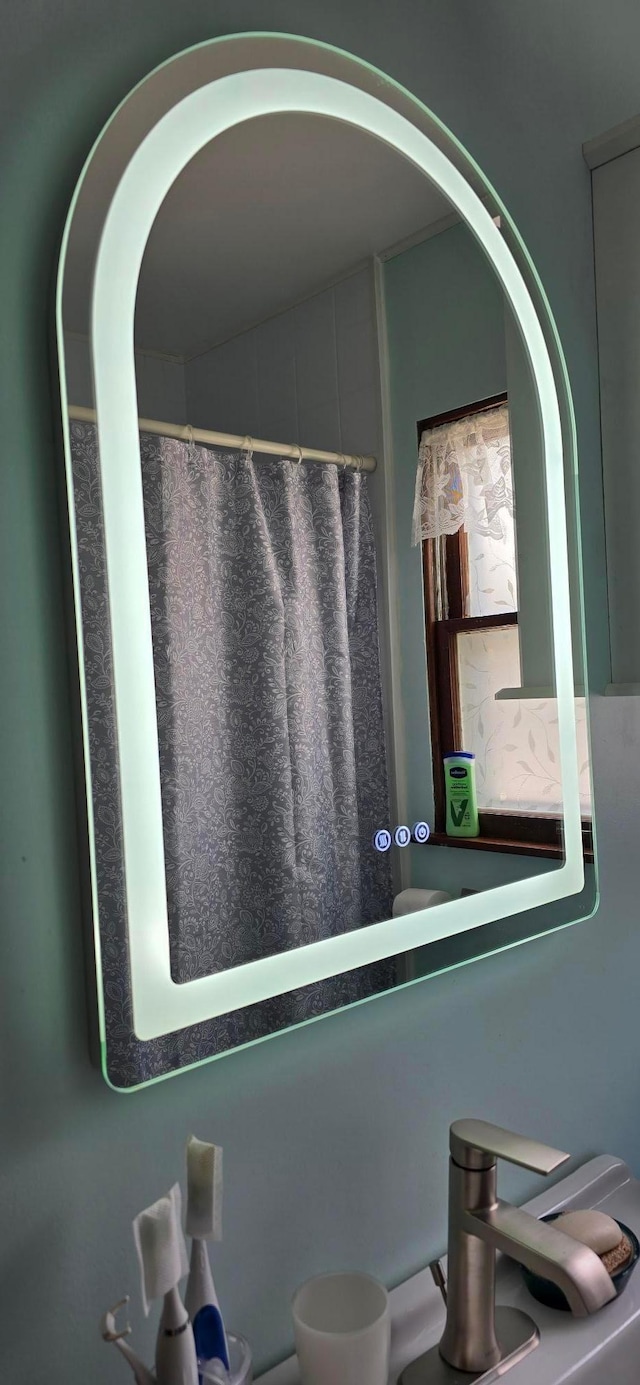 114 6th Ave, Albert Lea, MN 56007 - bathroom view of curtained shower