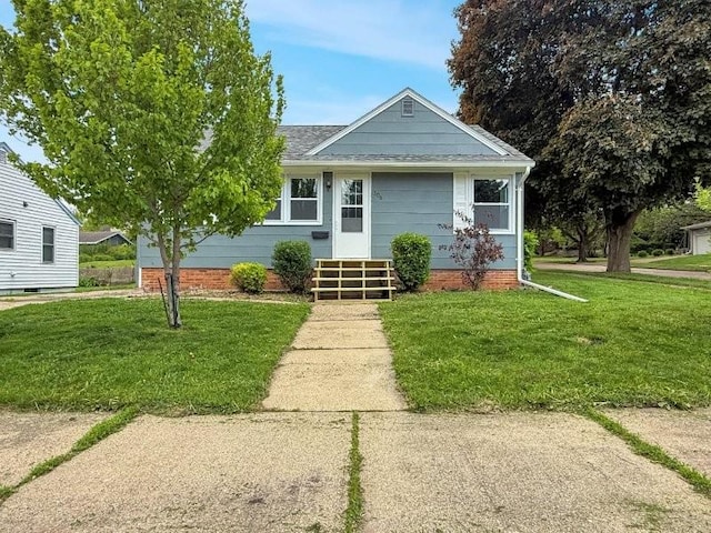 306 Blinkman St, Fairmont, MN 56031 - view of front of house featuring a front yard and a shingled roof