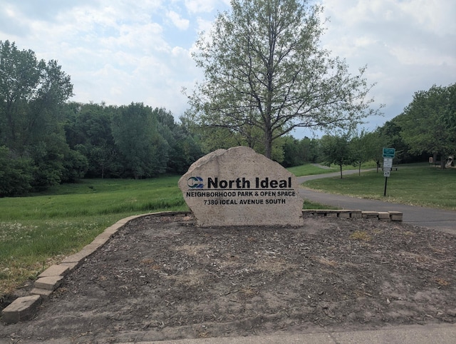community sign with a lawn