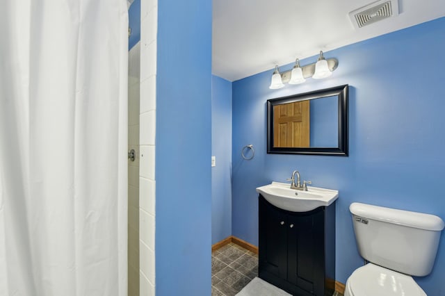 full bath featuring toilet, vanity, baseboards, and a shower with curtain