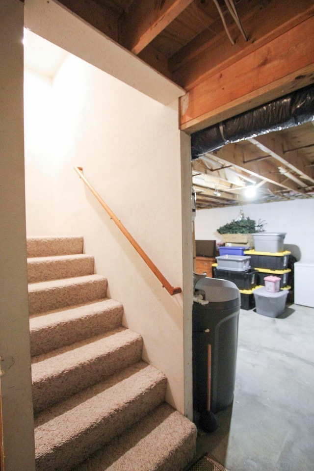 10551 Shore Dr, Merrifield, MN 56465 - unfinished below grade area with stairway