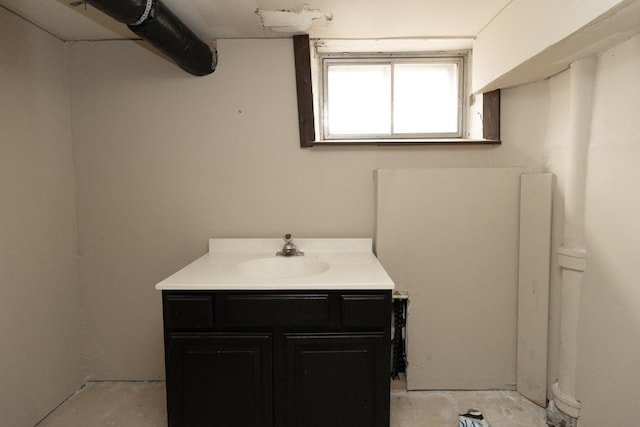 139 Annapolis St E, Saint Paul, MN 55118 - bathroom featuring vanity