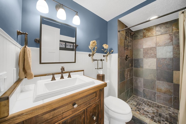 2907 Cougar Path NW, Prior Lake, MN 55372 - full bathroom with toilet, a wainscoted wall, a tile shower, vanity, and a textured ceiling