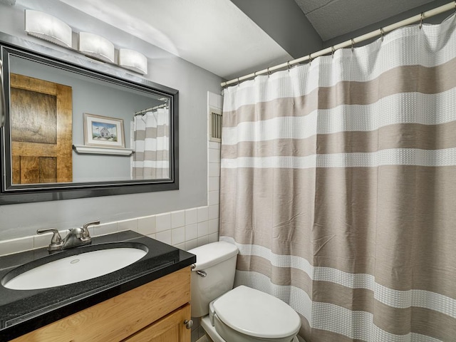 2700 44th St Unit 116, Minneapolis, MN 55410 - bathroom with toilet, vanity, tile walls, and a shower with shower curtain