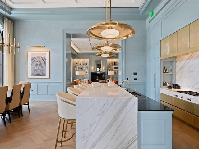 1111 River Pkwy Unit 33A, Minneapolis, MN 55415 - kitchen featuring a sink, open floor plan, gas cooktop, a center island, and a breakfast bar