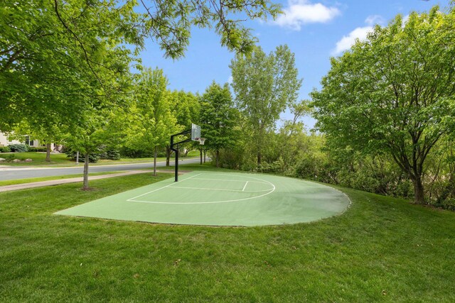 18764 Farmstead Cir, Eden Prairie, MN 55347 - view of sport court with community basketball court and a yard