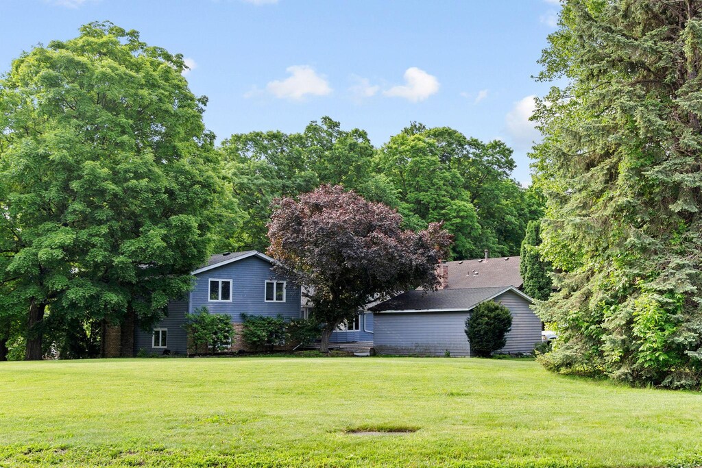 6880 Sunnyslope Dr, Maple Grove, MN 55311 - view of green lawn