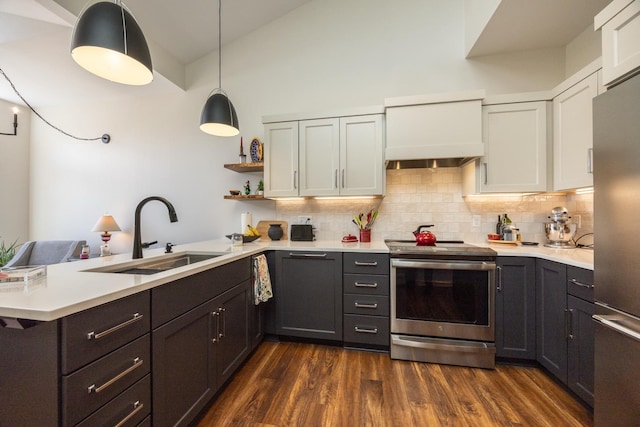 2513 Aspen Ln SW, Rochester, MN 55902 - kitchen featuring appliances with stainless steel finishes, a sink, light countertops, a peninsula, and backsplash