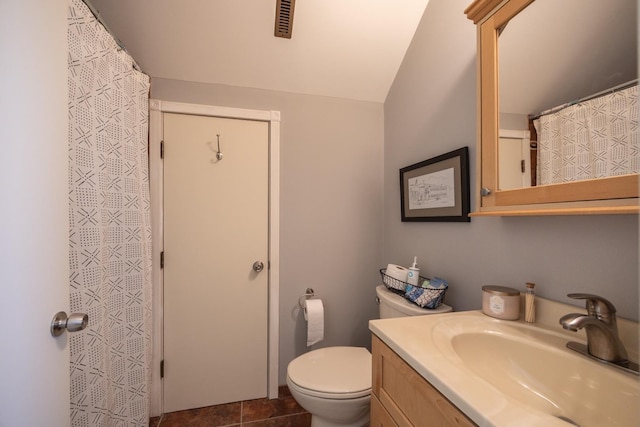 2513 Aspen Ln SW, Rochester, MN 55902 - full bath featuring toilet, vanity, and vaulted ceiling