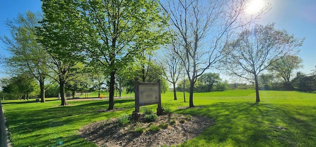 410 Wedgewood Rd, Albert Lea, MN 56007 - surrounding community featuring a yard