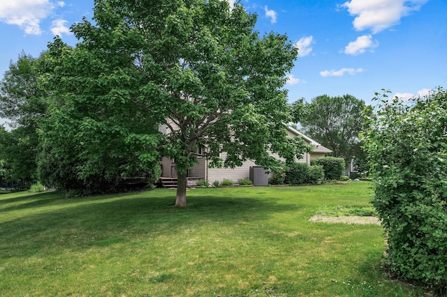 3649 Tower Pond Dr, Anoka, MN 55303 - view of grassy yard