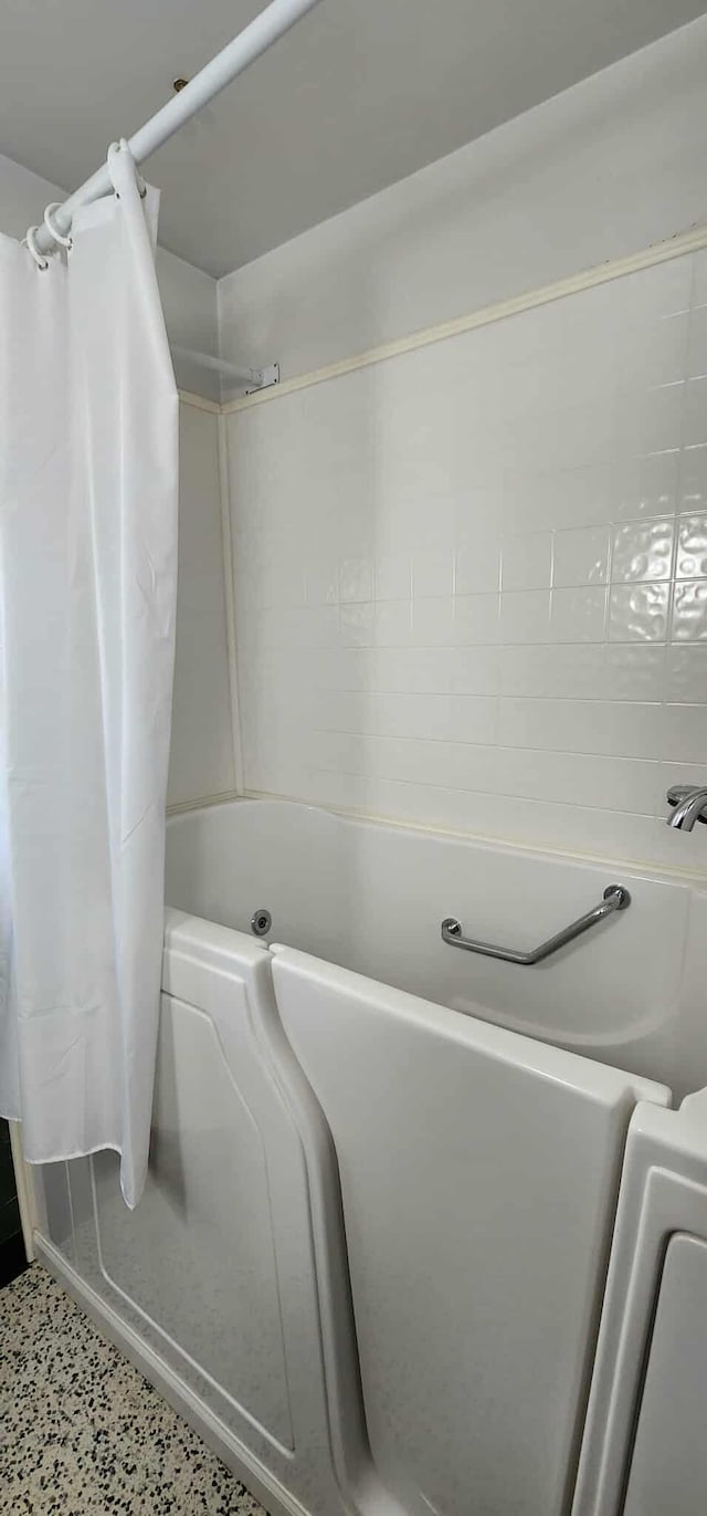 621 16th St, Albert Lea, MN 56007 - bathroom featuring shower / bathtub combination with curtain